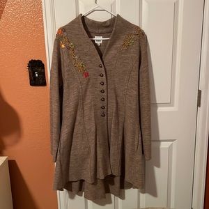 Luii tunic - 100% wool - super comfortable - beautiful detailing - Pockets!